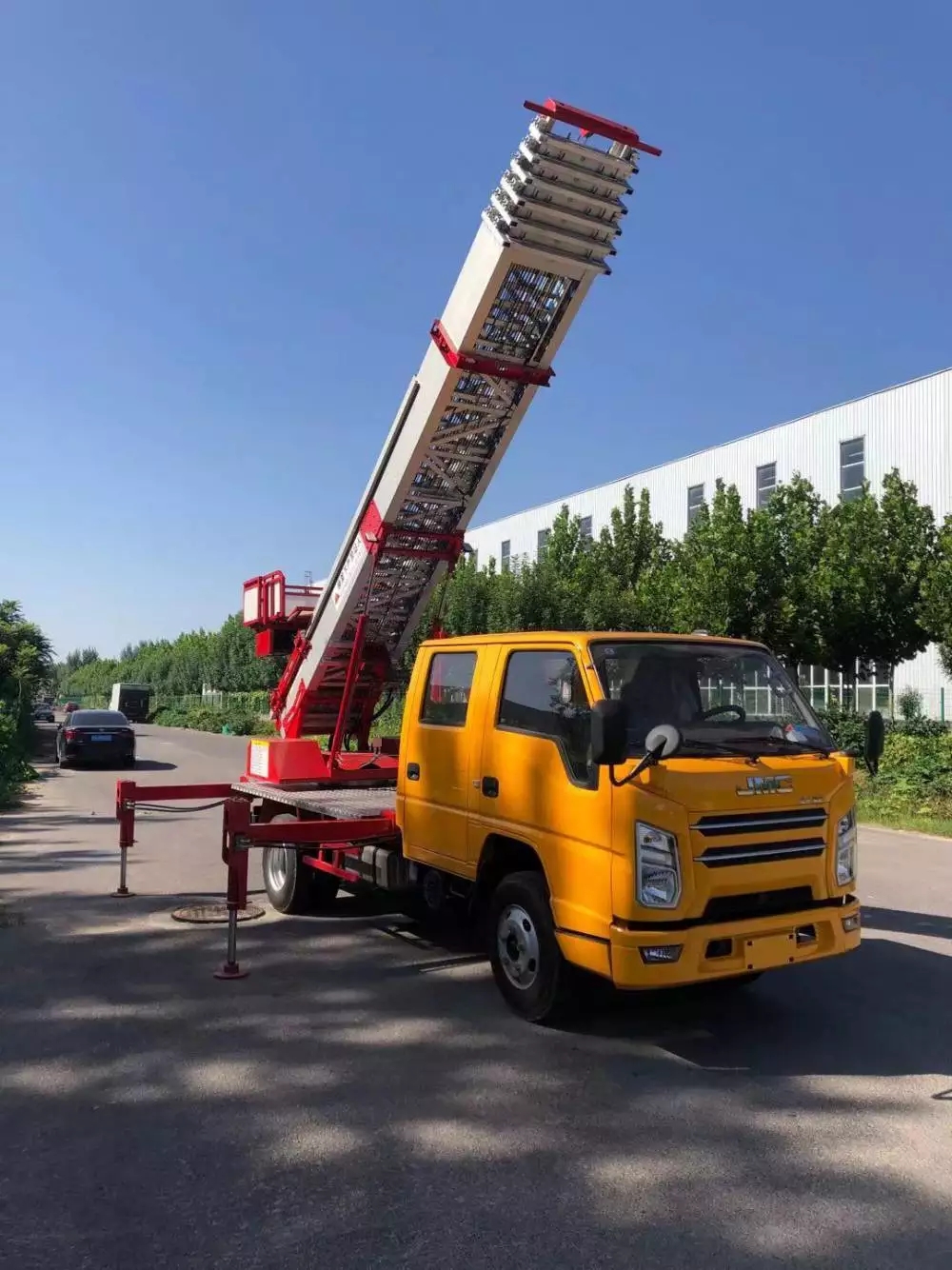 泰州海陵附近的云梯车出租服务：轻松解决高空作业需求